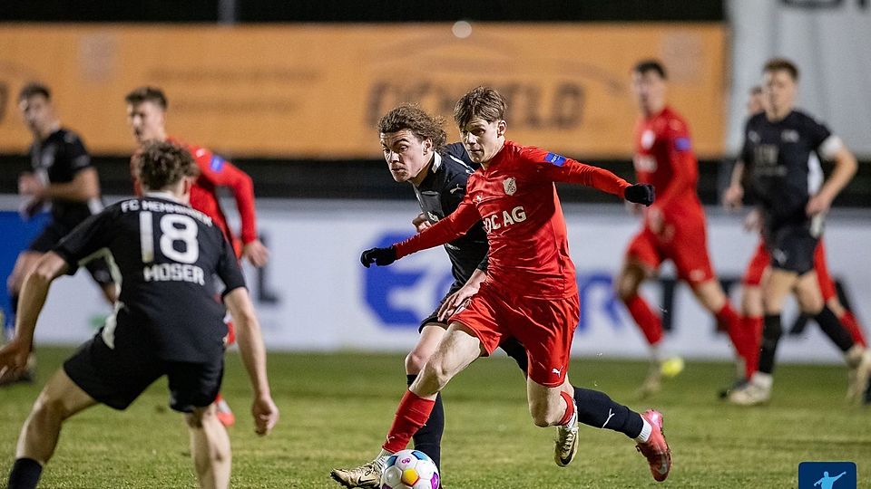 Es bleibt ein Kopf-an-Kopf-Rennen bis zum Schluss: Macht's FC Memmingen (in schwarz) oder vielleicht doch der SV Erlbach (in rot)?
