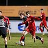 Es bleibt ein Kopf-an-Kopf-Rennen bis zum Schluss: Macht's FC Memmingen (in schwarz) oder vielleicht doch der SV Erlbach (in rot)?