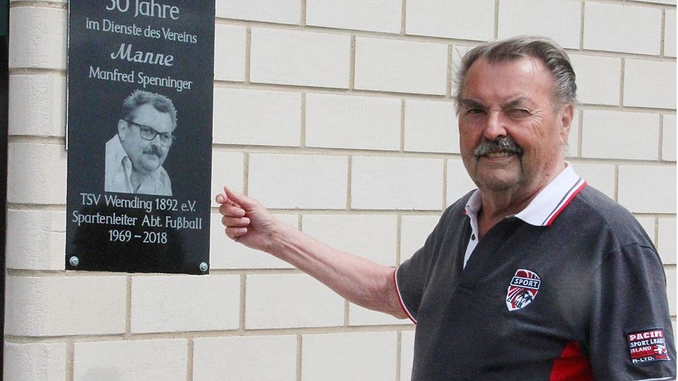 Mit einer Ehrentafel am Sportheim ist Jubilar Manfred Spenninger am Sportheim auf der Robertshöhe verewigt. 