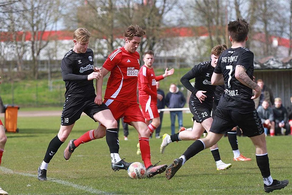 Kevin Heinz (li., SVG Pönitz) im Kampf um den Ball, ist früh hellwach zum 1-0.