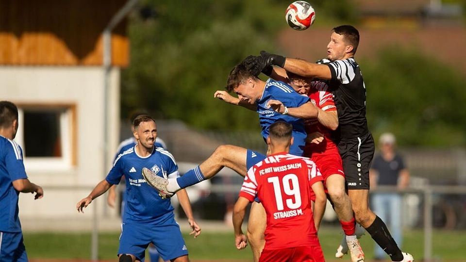 Marvin Waldvogel (in Blau) und seine Neustädter Sportkameraden werden sich auch gegen den FC Radolfzell in jeden Zweikampf werfen. 