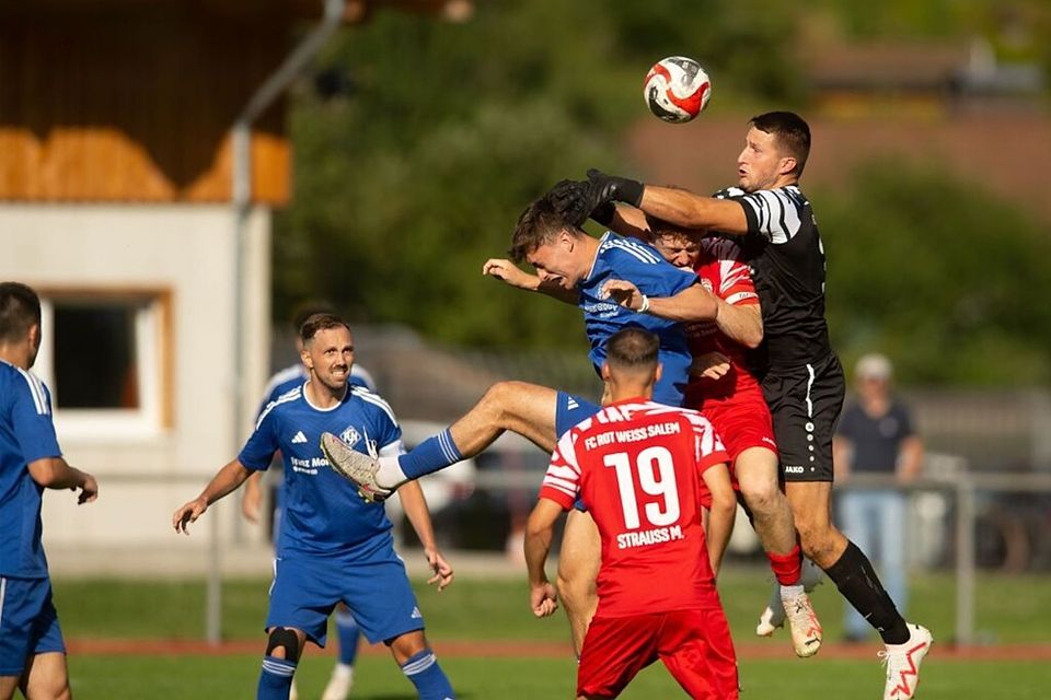 Marvin Waldvogel (in Blau) und seine Neustädter Sportkameraden werden sich auch gegen den FC Radolfzell in jeden Zweikampf werfen. 