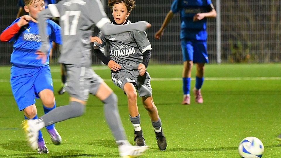 Die U15 des 1. FC Bad Kötzting (blaue Trikots) mischt erneut in der Bezirksoberliga mit.