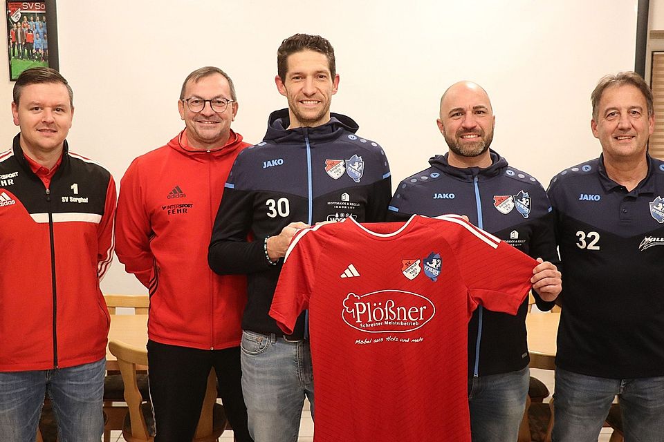 Von links: SV-Vorsitzender Dominik Fischer, SV-Spielleiter Christian Merkl, das Trainergespann Udo Hagerer und Marco Barile sowie FV-Spielleiter Rainer Liermann.