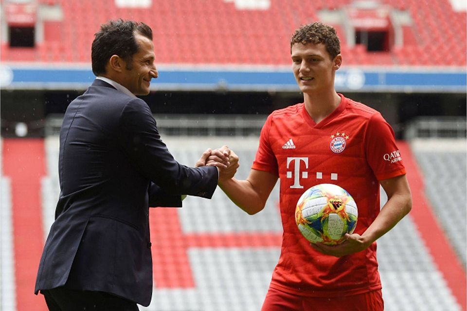 Vom Absteiger zum Rekordmeister: Defensivspezialist Benjamin Pavard bei seiner Vorstellung. AFP / CHRISTOF STACHE