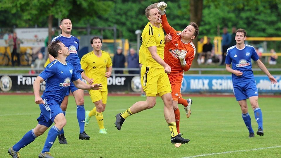 Einzig durch Standards wurde es für den ASV Dachau gefährlich. Hier klärt Keeper Dietrich vor Stapf.