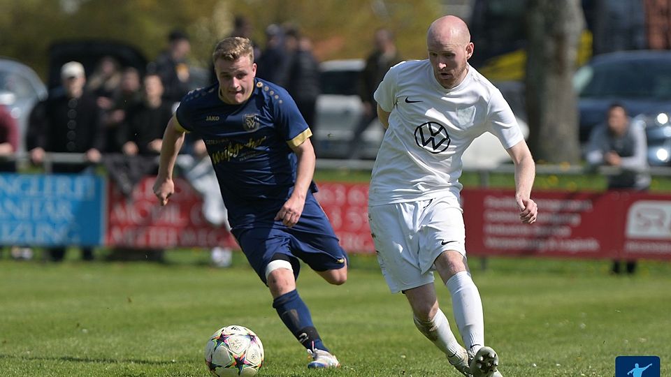Die verstärkte Karether Mannschaft um Landesliga-Spielertrainer Michael Kirner (rechts) zwang Fast-Meister Wenzenbach in die Knie – und ist jetzt selbst Tabellenzweiter.