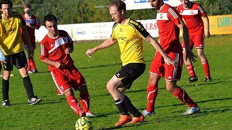 Der SV Sudhagen (rot) behielt heute in Sennelager die Überhand. F: Schlichting