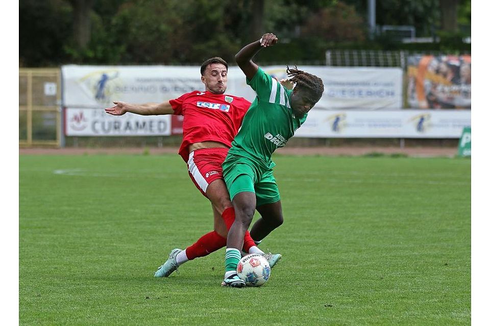 Den Gästestürmer und Doppelpacker Marcus Kasongo-Nd’Jele (grünes Trikot) machte der Wormser Hintermannschaft um Altin Vrella nicht nur bei den Gegentreffern das Leben schwer. Foto: Christine Dirigo/pakalski-press Den Gästestürmer und Doppelpacker Marcus Kasongo-Nd’Jele (grünes Trikot) machte der Wormser Hintermannschaft um Altin Vrella nicht nur bei den Gegentreffern das Leben schwer. Foto: Christine Dirigo/pakalski-press