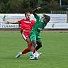 Den Gästestürmer und Doppelpacker Marcus Kasongo-Nd’Jele (grünes Trikot) machte der Wormser Hintermannschaft um Altin Vrella nicht nur bei den Gegentreffern das Leben schwer.	Foto: Christine Dirigo/pakalski-press
