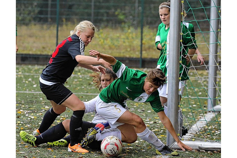 Kein Tor!  Die Eichholzerinnen Julia Silkeit und Torhüterin Farina Manzow  lassen Ulrike Oster vom SV Neuenbrook/Rethwisch nicht mehr an den Ball.tj