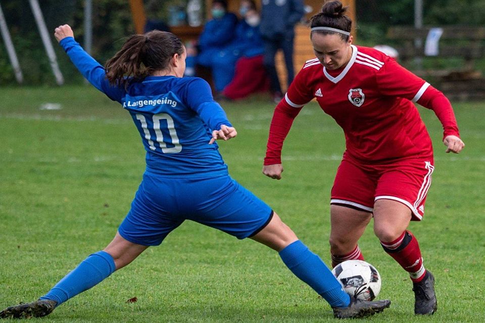 Keine entscheidende Vorteile für eine Seite gab es im Bezirksliga-Spitzenspiel zwischen den Frauen des TSV Aßling (r. Miriam Rinser) und dem FC Langengeisling (l. Julia John).