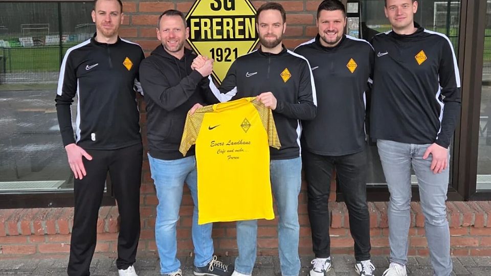 Foto v.l.n.r Michael Schmidt (Teammanager 1.Mannschaft) Stefan Thünemann, Florian Hoff, Sascha Wald, Michael Gellhaus (TW-Trainer)