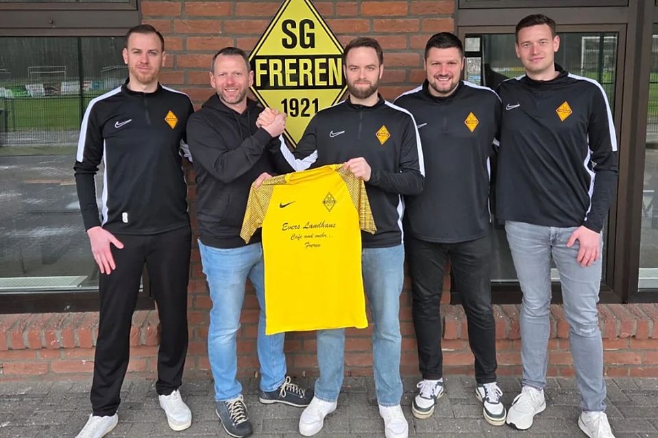 Foto v.l.n.r Michael Schmidt (Teammanager 1.Mannschaft) Stefan Thünemann, Florian Hoff, Sascha Wald, Michael Gellhaus (TW-Trainer)