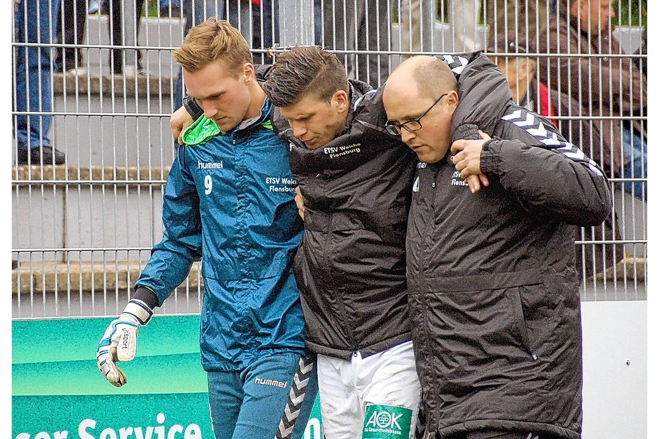 Der bittere Moment: Co-Trainer Jan Neujahr (re.) und Dennis Emken führen den verletzten Matthias Hummel vom Platz. Der Abwehrspieler verletzte sich am 8. Oktober 2014 im Spiel gegen den VfL Wolfsburg II. Foto: jös