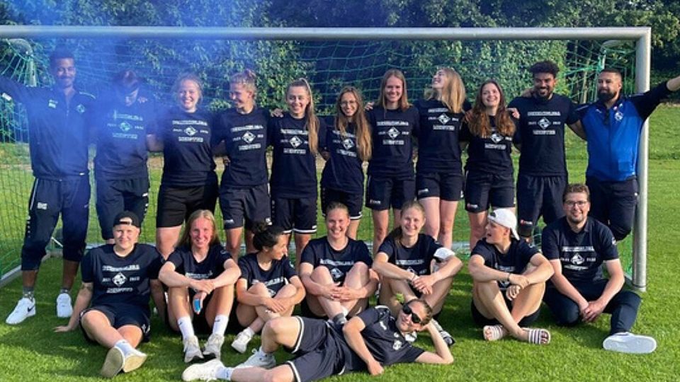 Die Spielerinnen des OSV und ihre Trainer können sich über den Aufstieg in die Landesliga freuen.
