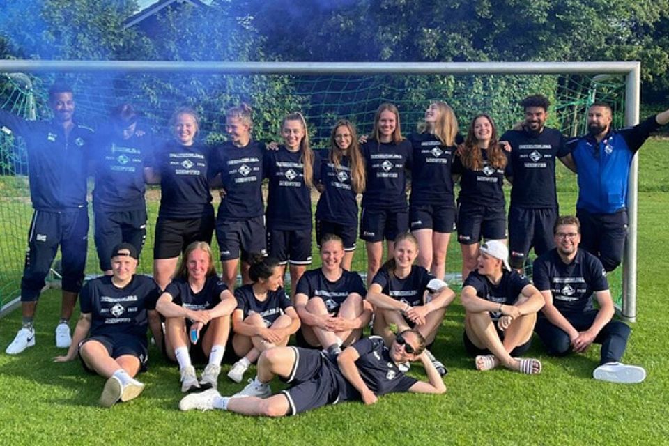 Die Spielerinnen des OSV und ihre Trainer können sich über den Aufstieg in die Landesliga freuen.