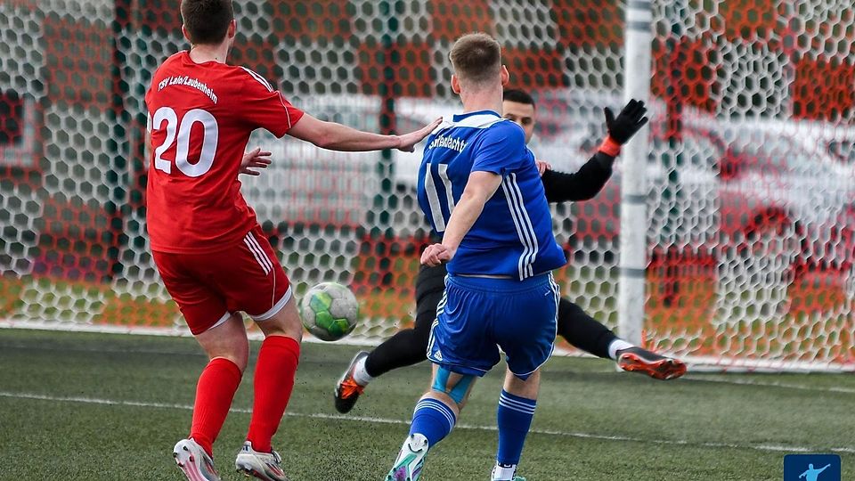 Abschluss und Tor: SG Gräfenbachtal-Akteur Luca Ender (rechts) erzielt das vorentscheidende 2:0 gegen den TSV Lalo-Laubenheim. Florian Schneider (links) und Torwart Fahd Metani können den Torschützen nicht mehr aufhalten. 