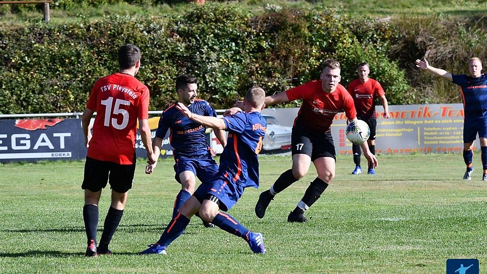 Die Kreuzbergelf aus Pleystein (rotes Trikot) brennt auf das Gastspiel des Tabellenführers aus Eslarn.