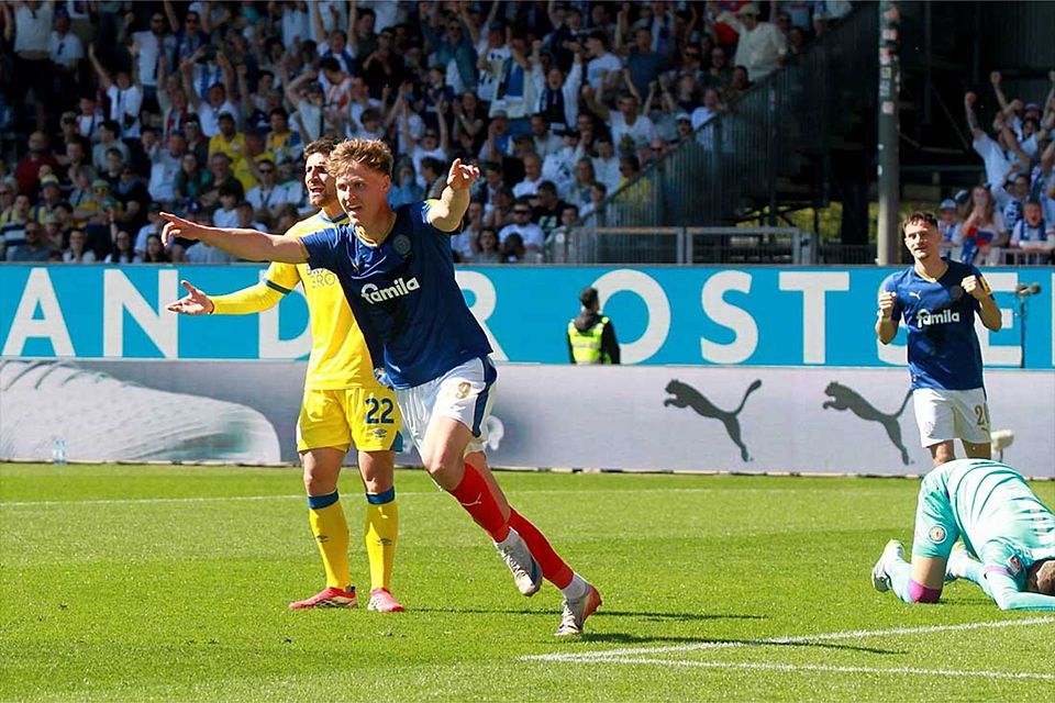 Matchwinner Phil Harres (Holstein Kiel) in Feierlaune nach seinem 2-0 auf dem Weg zum Vorbereiter Alexander Bernhardsson.