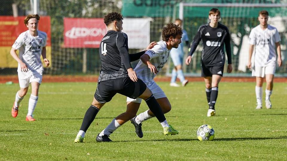 Ilias Kuntich vom FSV Saulheim bedrängt den Zornheimer Bastian Schmidt.	Foto: Stefan Sämmer/sfs
