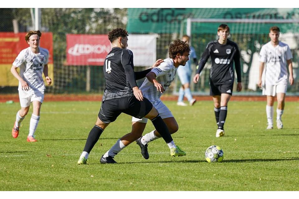 Ilias Kuntich vom FSV Saulheim bedrängt den Zornheimer Bastian Schmidt.	Foto: Stefan Sämmer/sfs