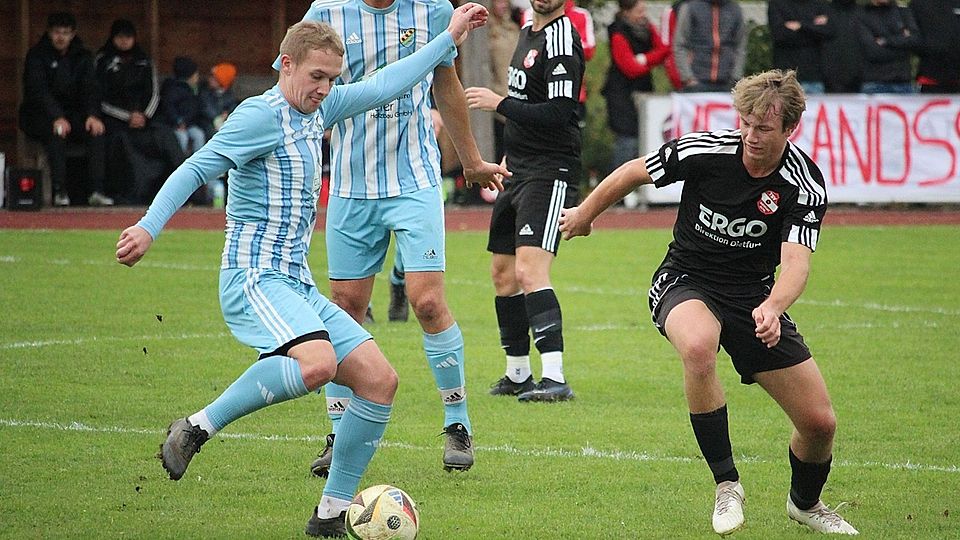 1:1 gegen Verfolger Dietfurt: Primus TV Riedenburg (helles Trikot) ist weiter ungeschlagen.