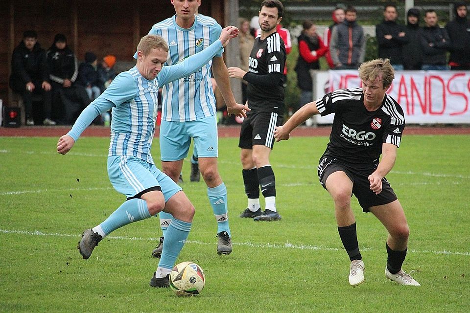 1:1 gegen Verfolger Dietfurt: Primus TV Riedenburg (helles Trikot) ist weiter ungeschlagen.