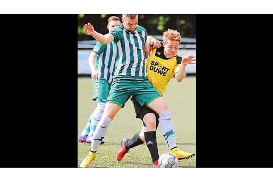 Hielten den Meister klein: Die Fußballer des VfL III (grün-weiße Trikots) besiegten den  Post SV (gelb) 5:1. Oliver Perkuhn