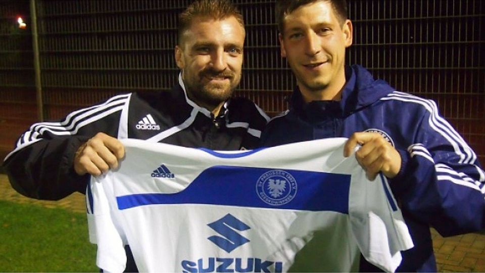Beeskows Sebastian Nagel (Abteilungsleiter Fußball ) und Neuzugang Daniel Fittinger. Fotos: Tornow/Verein