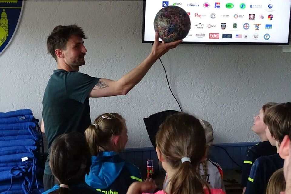 "One Ball, One World" - Benny Linse ist im Auftrag von Spirit of Football in ganz Thüringen unterwegs.