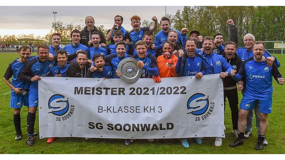 Drei Spieltage vor Saisonende schon ein Grund zum Feiern: Die SG Soonwald bejubelt den Aufstieg in die A-Klasse Bad Kreuznach.	