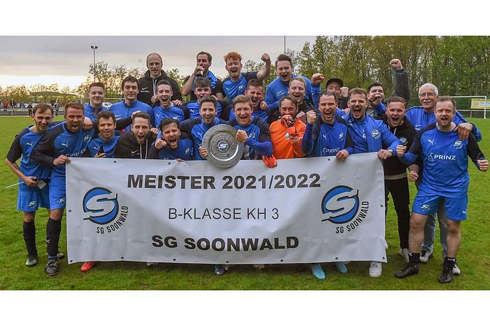 Drei Spieltage vor Saisonende schon ein Grund zum Feiern: Die SG Soonwald bejubelt den Aufstieg in die A-Klasse Bad Kreuznach.	