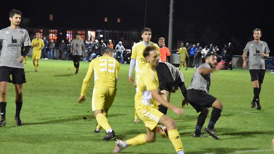 Einen Schritt schneller am Ball: Geiselbullach (gelbe Trikots) bezwingt Dießen.