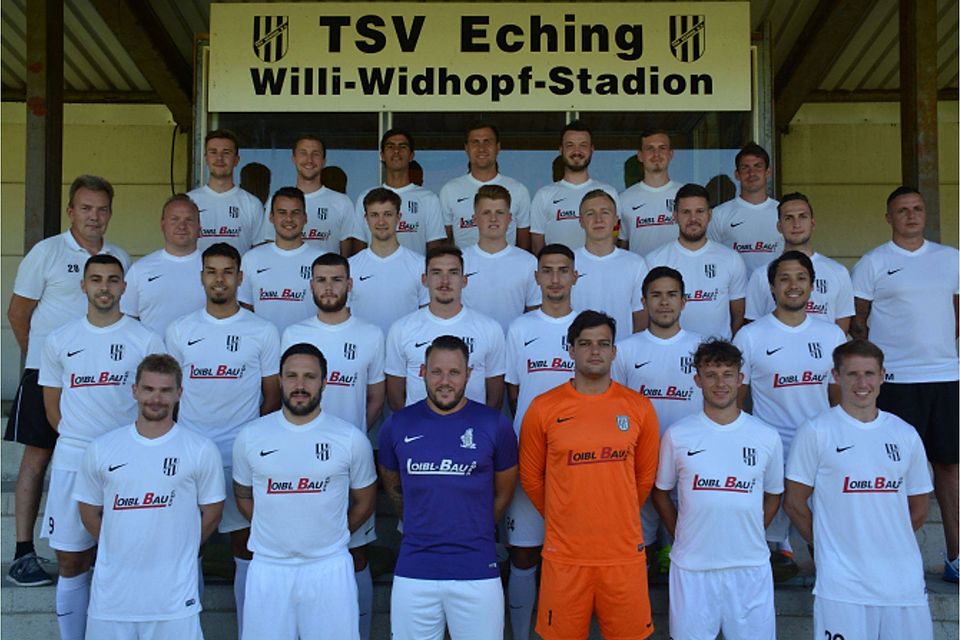 Der TSV Eching mit Trainer Gerhard Lösch (3. Reihe , 2.v.l.) will nach dem Auftaktsieg im Derby gegen Aufsteiger SVA Palzing im zweiten Saisonspiel beim offensivstarken FC Alte Haide nachlegen. Foto: Beer