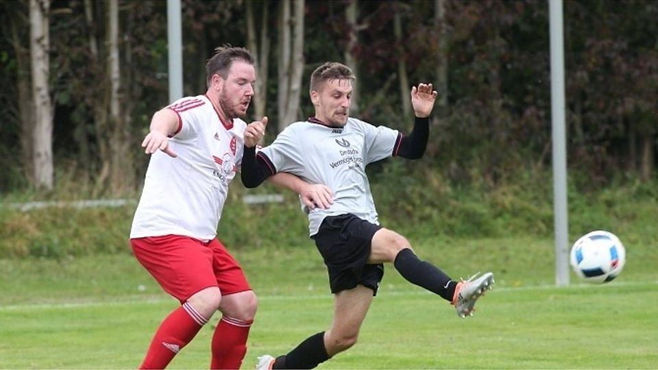 Christopher Knoblauch (links) kommt mit der SG Hirzenhain/Merkenfritz zu einem ungefährdeten 3:0-Sieg bei Patrick Hillemanns SV Altwiedermus II.	Foto: sen