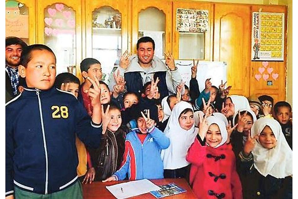 Großer Einsatz für afghanische  Schüler: Mansur Faqiryar (hinten Mitte) besuchte im Dezember eine  Schule in Kabul und motivierte Faqiryar