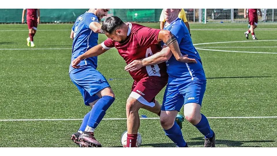 Ein Ziehen, Schieben und Halten: v. l. Pascal Becker (SSV Langenaubach), Hüseyin Savas (SSV Haigerseelbach) und Marko Alexander Baier (SSV Langenaubach). © Lorenz Pietzsch