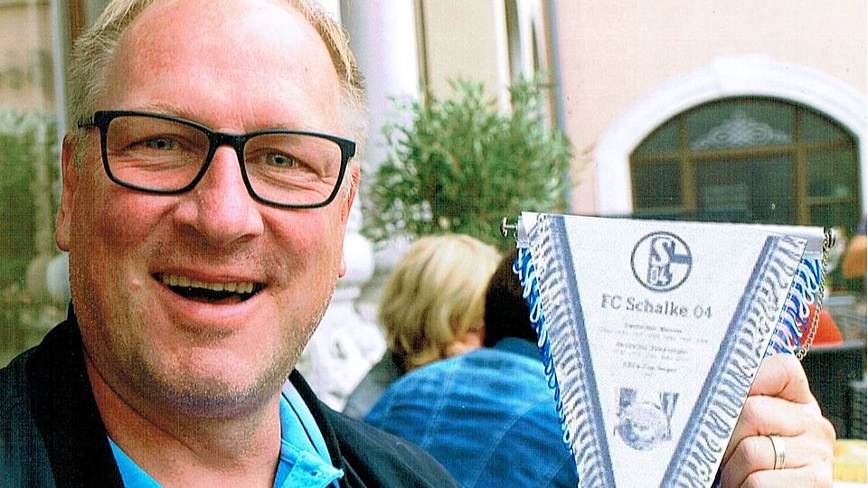 Karsten Böttcher mit einem Wimpel des FC Schalke 04, an den er schöne Erinnerungen hat.