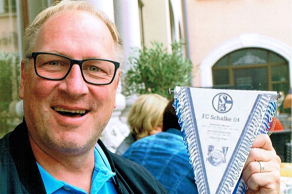 Karsten Böttcher mit einem Wimpel des FC Schalke 04, an den er schöne Erinnerungen hat.