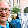 Karsten Böttcher mit einem Wimpel des FC Schalke 04, an den er schöne Erinnerungen hat.
