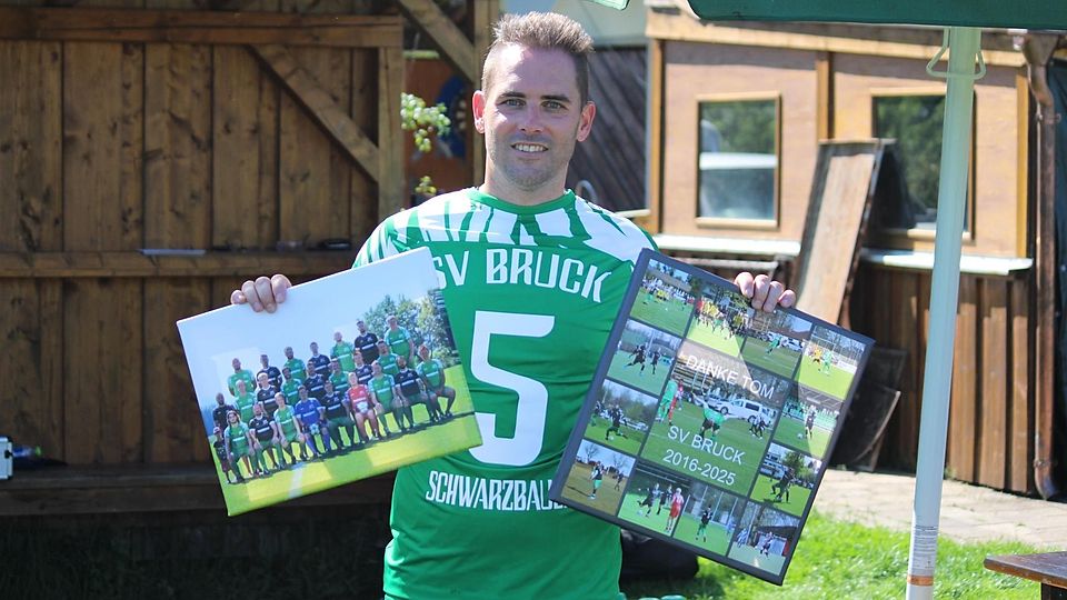 Als Dankeschön für neun Jahre überreichte der SV Bruck seinem nun Ex-Spielertrainer die besten Spielszenen der kaiserlichen „Nummer 5“ als Bildercollage.