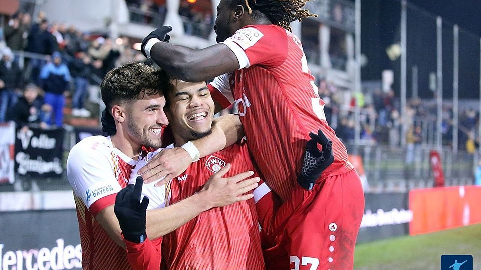 Rund 1.500 Fans waren am Freitag an den Würzburger Dallenberg gekommen - Topkulisse im Verbandsbereich.