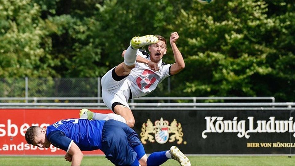 Manuel Detmar (vorne) erzielt hier mit seinem zweiten Treffer das 2:0 gegen den TSV Rain. Die anderen zwei Tore zum 4:1-Sieg steuerte Dominik Schön bei.	F.: Thorsten Jordan
