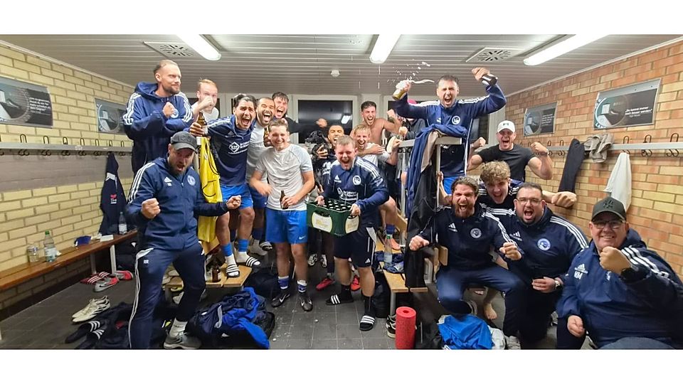 Die SG Bad Schwalbach/Langenseifen feiert ihren Sieg im Pokal gegen die SG Walluf.