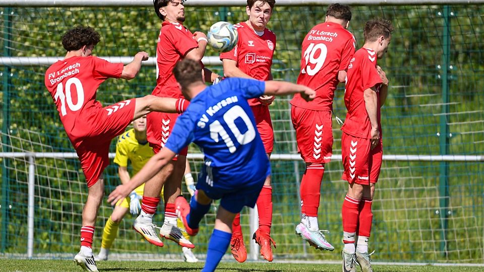  Pascal Zumkeller vom SV Karsau (vorne) zwirbelt einen Freistoß über die Mauer des FV Lörrach-Brombach. | Foto: Gerd Gründl 