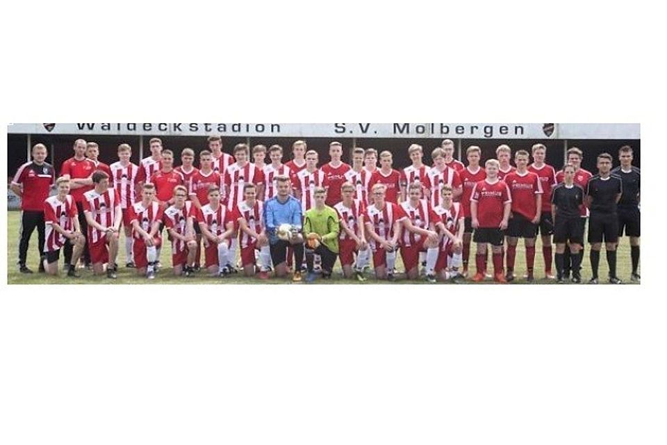 Die SG Friesoythe/Sedelsberg II (rot-weiß gestreifte Trikots) hat durch ein 7:5 nach Elfmeterschießen im Endspiel beim SV Molbergen den B-Junioren-Kreispokal gewonnen. Olaf Klee