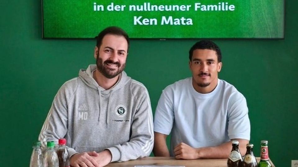 Ken Mata (re.) wird von Ansbachs Kaderplaner Manuel Deißler willkommen geheißen.