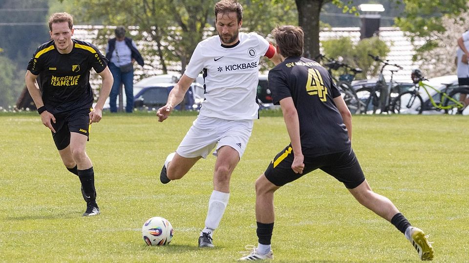 Fußball; Saison 205/26; Kreisliga; Martin Schmölz vom TSV Burggen/Bernbeuren (in Weiß) im Heimspiel gegen den SV Münsing-Ammerland am 3. Mai 2026