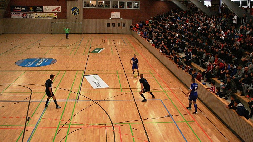 Kuriose Szenen im Viertelfinale zwischen Biebrich und Hellas: Nur vier Feldspieler stehen auf dem Parkett. Foto: Streubig